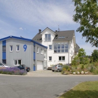 Gewerbehalle mit Büro und Wohnung